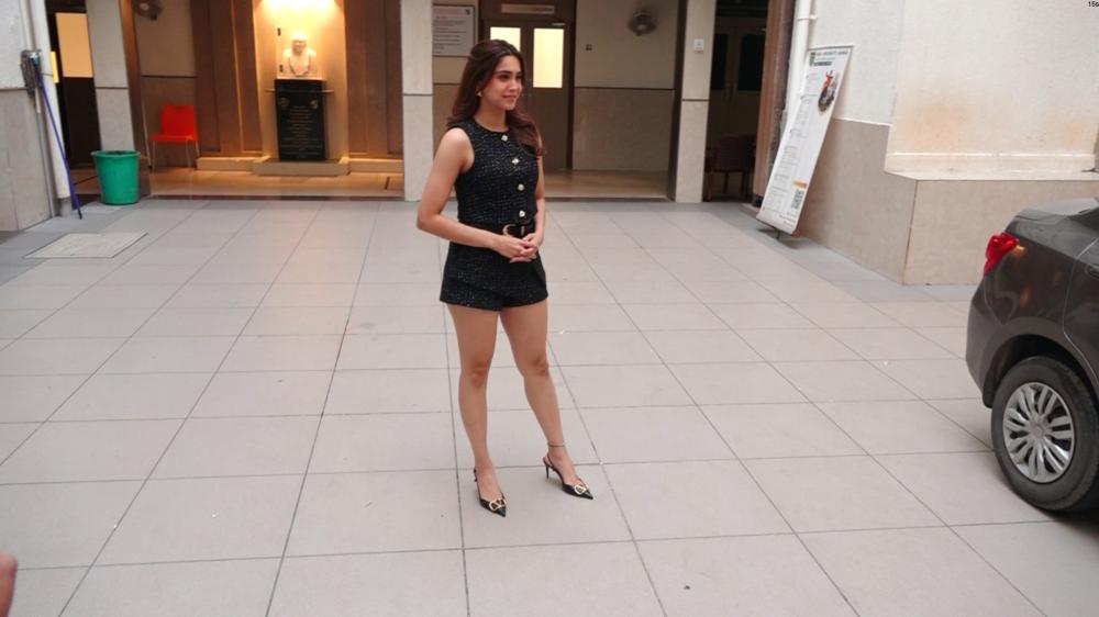sharvari-was-spotted-at-mmk-college-in-bandra-looking-chic-and-casual-as-she-stepped-out-in-style